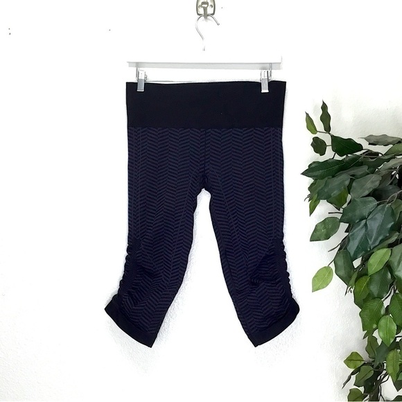 Lululemon Zig Zag Stripe Cropped Workout Leggings - Picture 1 of 6